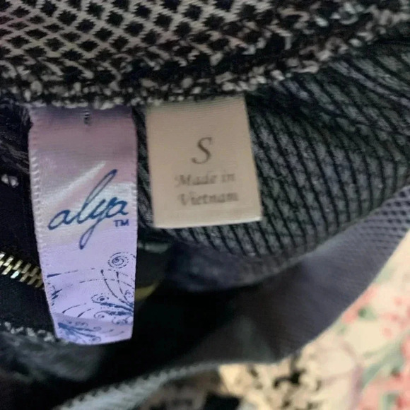 Alya Women’s Skirt with Design Size Small - Picture 7 of 7